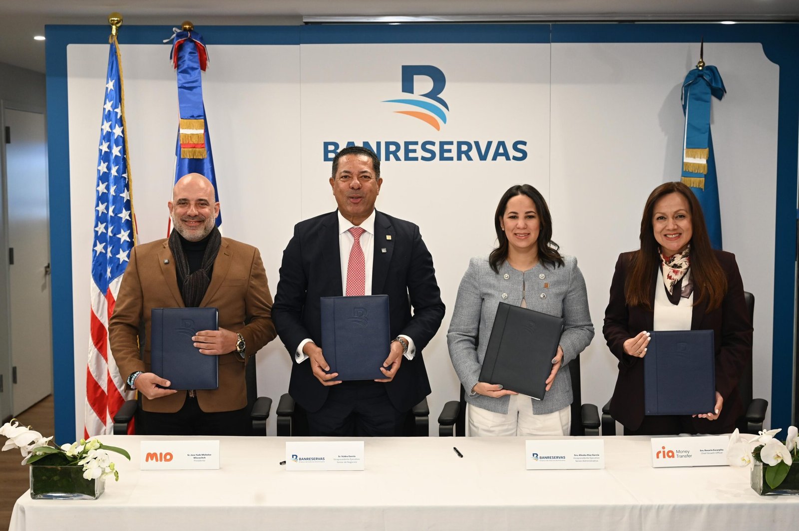 Banreservas, MIO y Ria Money Transfer anuncian alianza para fortalecer remesas e inclusión financiera en República Dominicana.