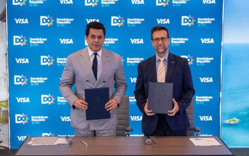 David Collado firma acuerdo con visa internacional para fortalecer la promoción turística de RD.