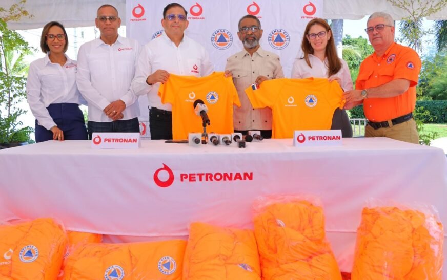 Defensa Civil recibe 3,000 t-shirts de Petronan para operativo Semana Santa 2026.