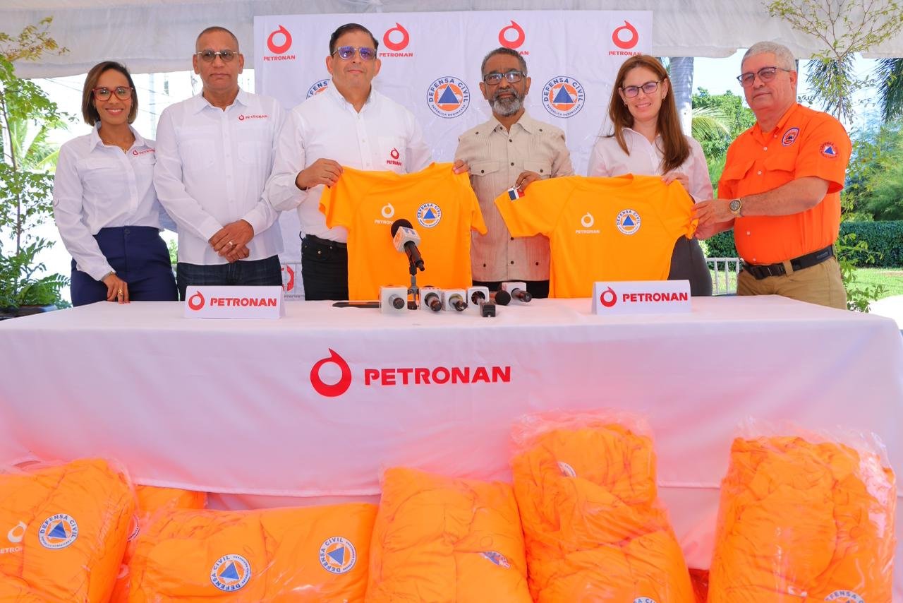 Defensa Civil recibe 3,000 t-shirts de Petronan para operativo Semana Santa 2026.