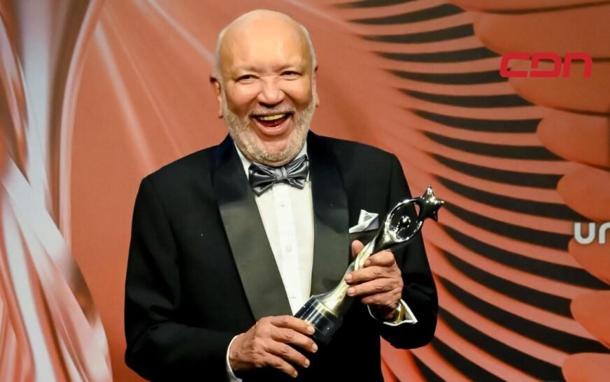 Jochy Santos recibe el Gran Soberano con un llamado al respeto en los medios de comunicación.