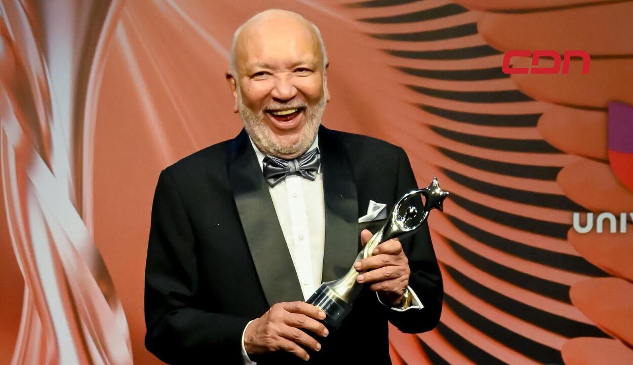 Jochy Santos recibe el Gran Soberano con un llamado al respeto en los medios de comunicación.