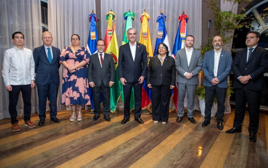 Presidente Abinader asiste a apertura de clase magistral que busca fortalecer la transparencia y rendición de cuentas a nivel internacional