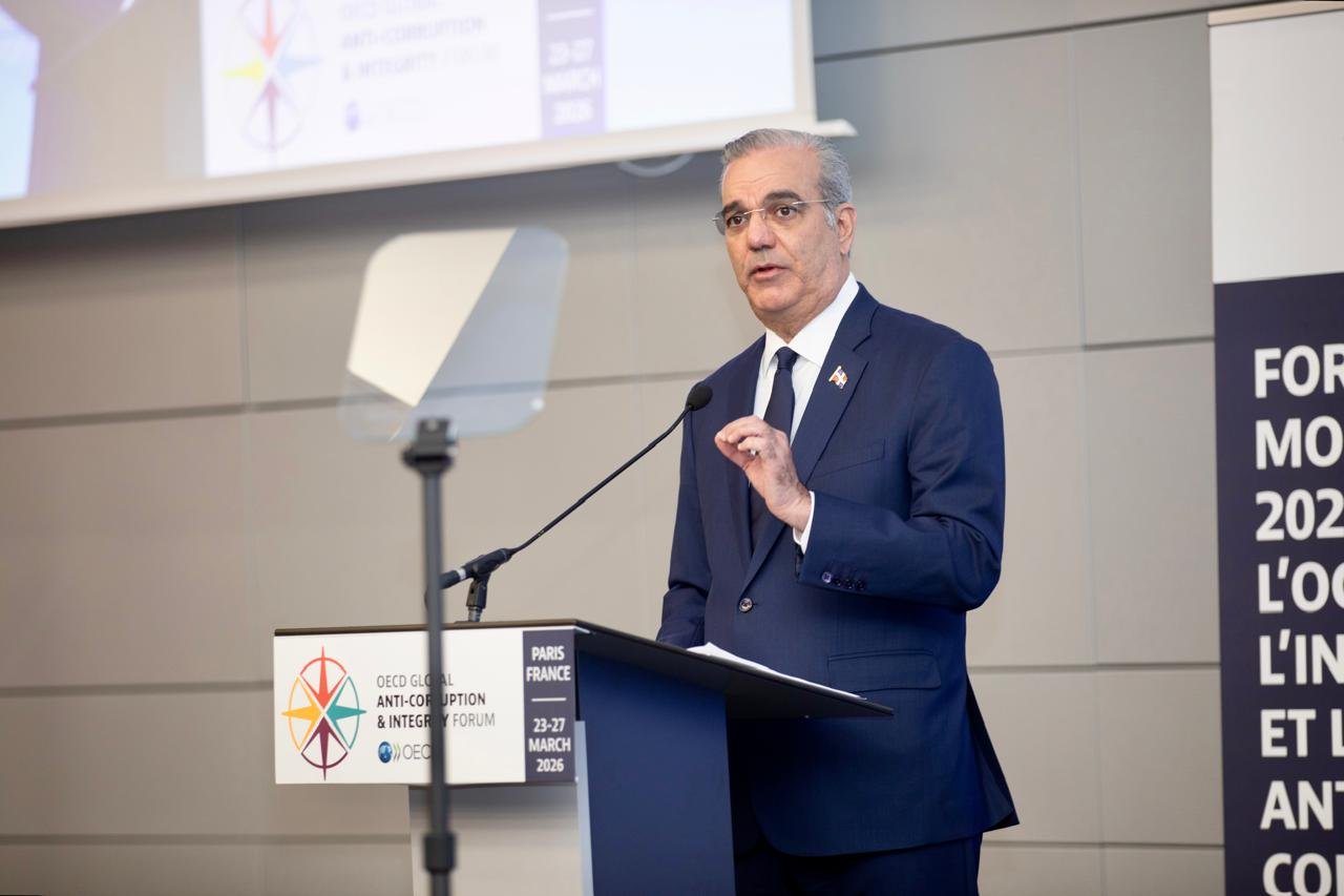 Presidente Abinader reafirma la integridad como eje estratégico del Estado en Foro Global Anticorrupción en París.