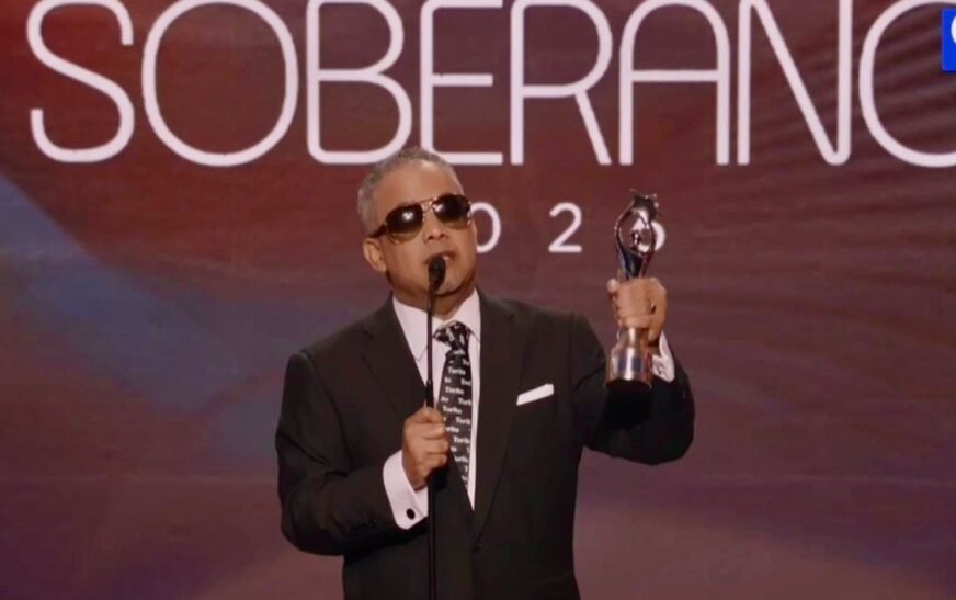 Héctor Acosta (El Torito) agradece a Acroarte por sus dos Premios Soberano 2026.