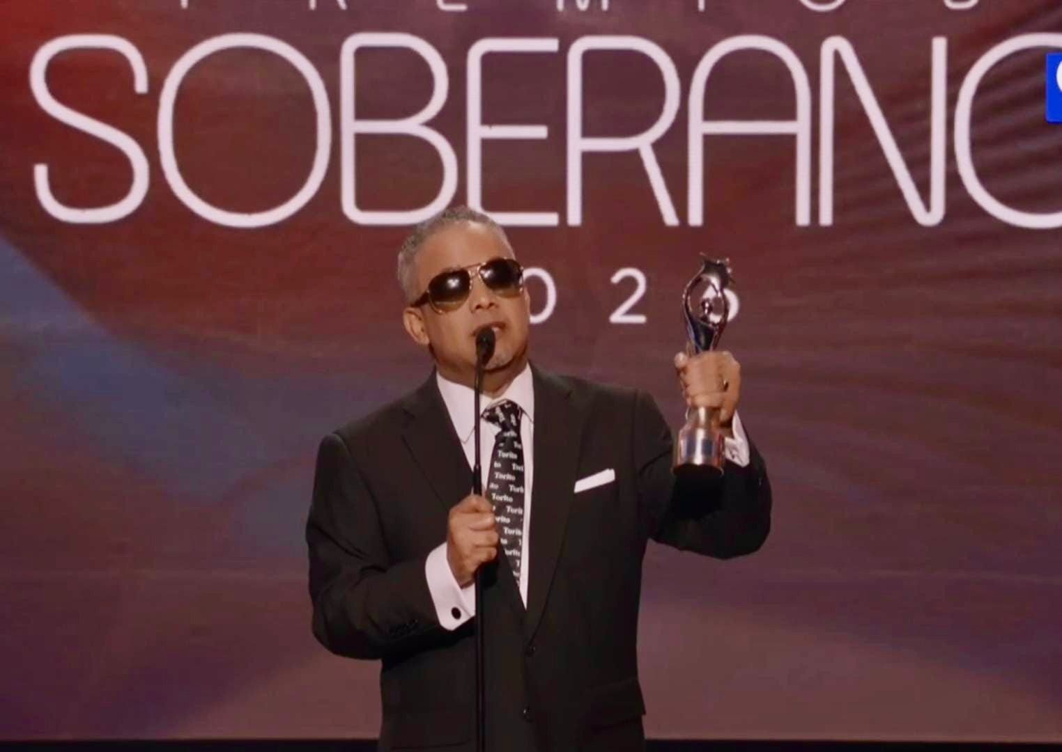 Héctor Acosta (El Torito) agradece a Acroarte por sus dos Premios Soberano 2026.