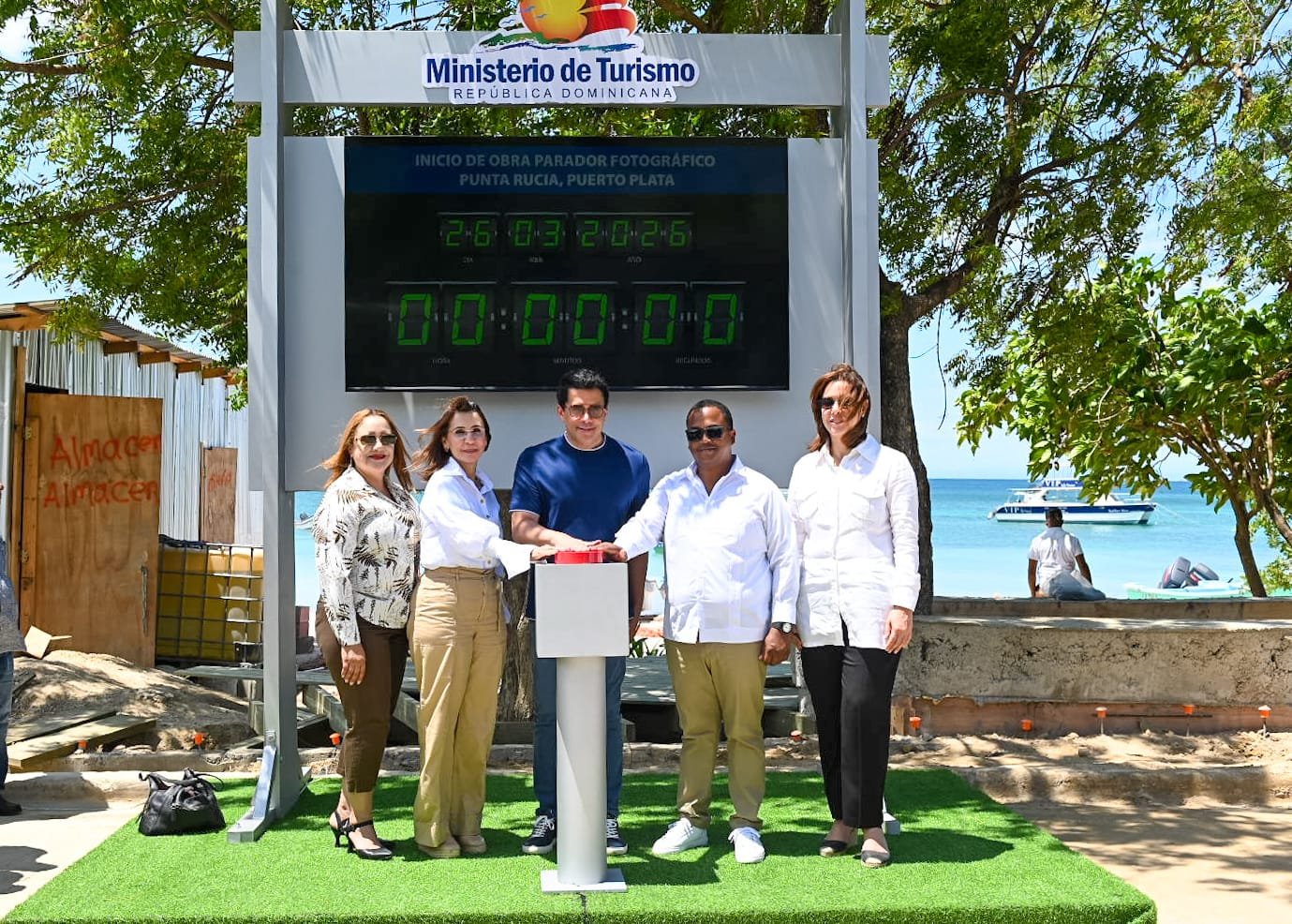Ministro Collado deja iniciada obra en la playa de Punta Rucia,Puerto Plata.