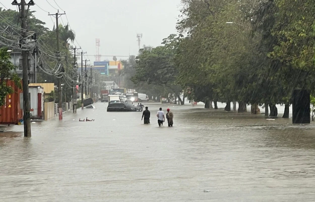 El COE advierte lluvias se desplazarán hacia el oeste; Gobierno evalúa daños por inundaciones.