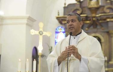 Monseñor Morel Diplán llama a sacerdotes a hacer de la Iglesia un lugar de consuelo, apoyo y sanidad.