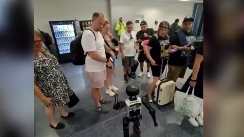 Aerolínea prohíbe la entrada de robots pasajeros, luego de que uno se hiciera viral por “viajar” en avión
