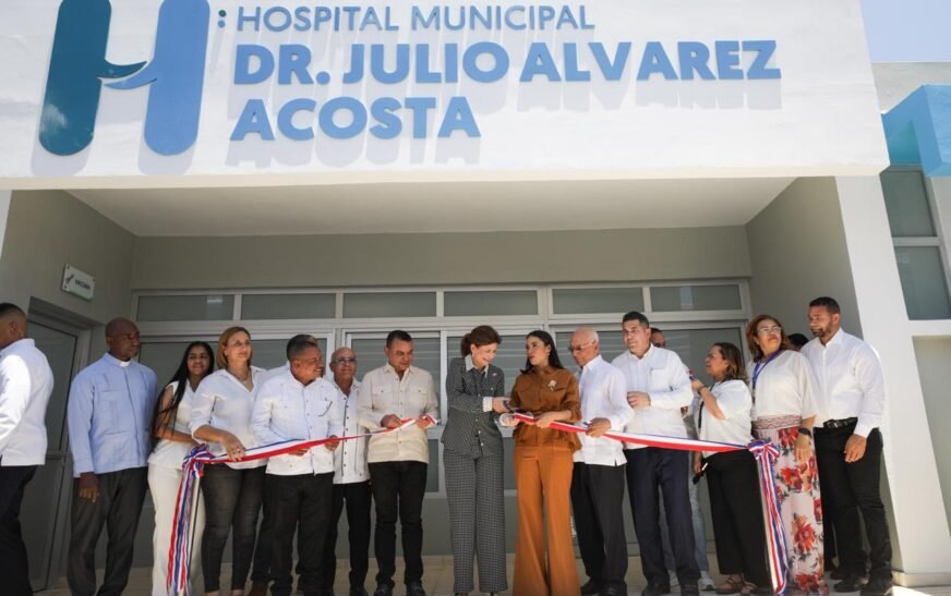 Raquel Peña y director del SNS entregan renovado hospital municipal de Castañuelas.
