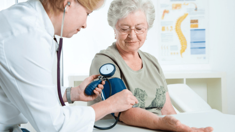 Consejos para prevenir hipertensión, diabetes y colesterol en adultos mayores