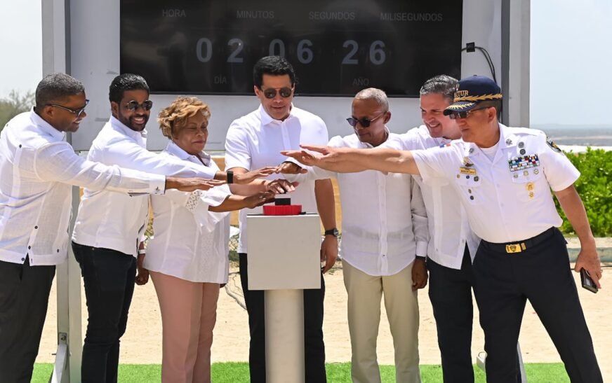 David Collado inicia el malecón Boca Chica y dos parques