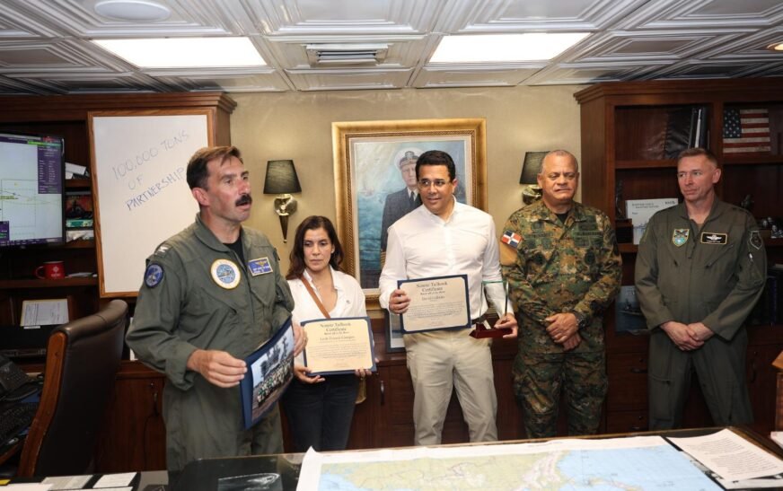Ministro David Collado y la embajadora Leah Campos realizan visita al portaaviones USS Nimitz
