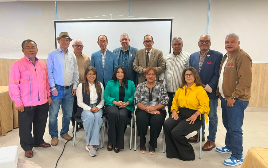 Adompretur realiza en Santiago conferencia magistral y taller estratégico para fortalecer el periodismo turístico