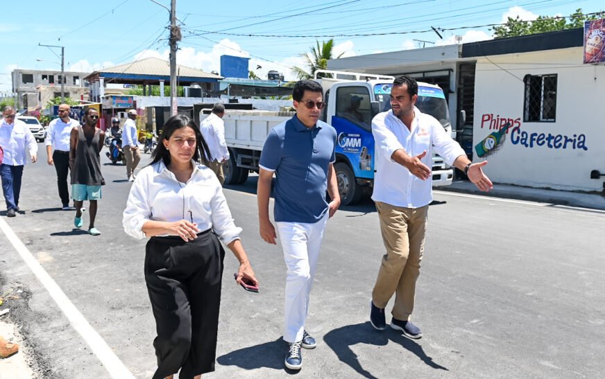 David Collado supervisa intervención playa El Faro de San Pedro Macorís.