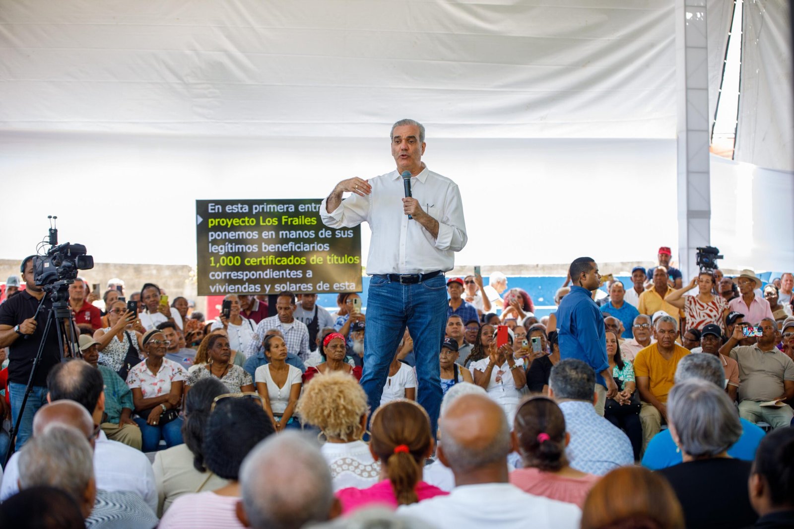 Presidente Abinader entrega 1,000 títulos de propiedad que garantizan seguridad jurídica a más de 4 mil personas en Los Frailes de Santo Domingo Este.
