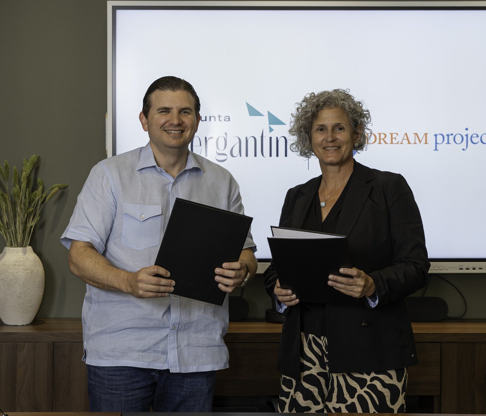 Punta Bergantín y DREAM Project firman acuerdo para impulsar la formación técnica juvenil en Villa Montellano