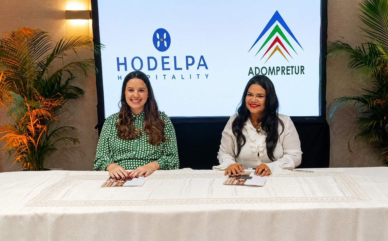 Hodelpa Hospitality y Adompretur fortalecen su alianza para impulsar la innovación en el periodismo turístico.