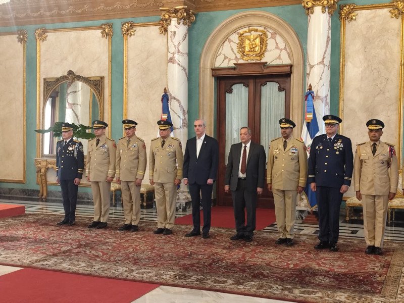 Abinader juramenta a los nuevos mandos altos militares y policiales.