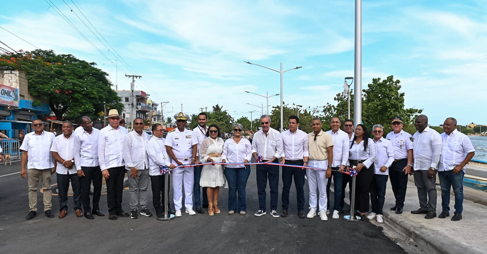 Presidente Luis Abinader y ministro David Collado entregan remozada playa El Faro en San Pedro de Macorís.