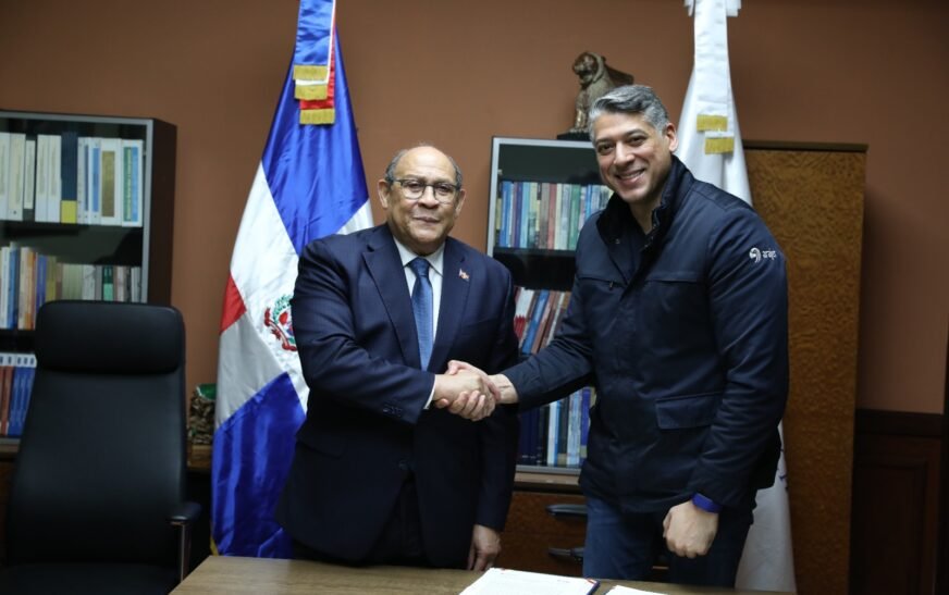 MESCyT y Arajet impulsarán formación de profesionales para expansión de la industria aeronáutica.