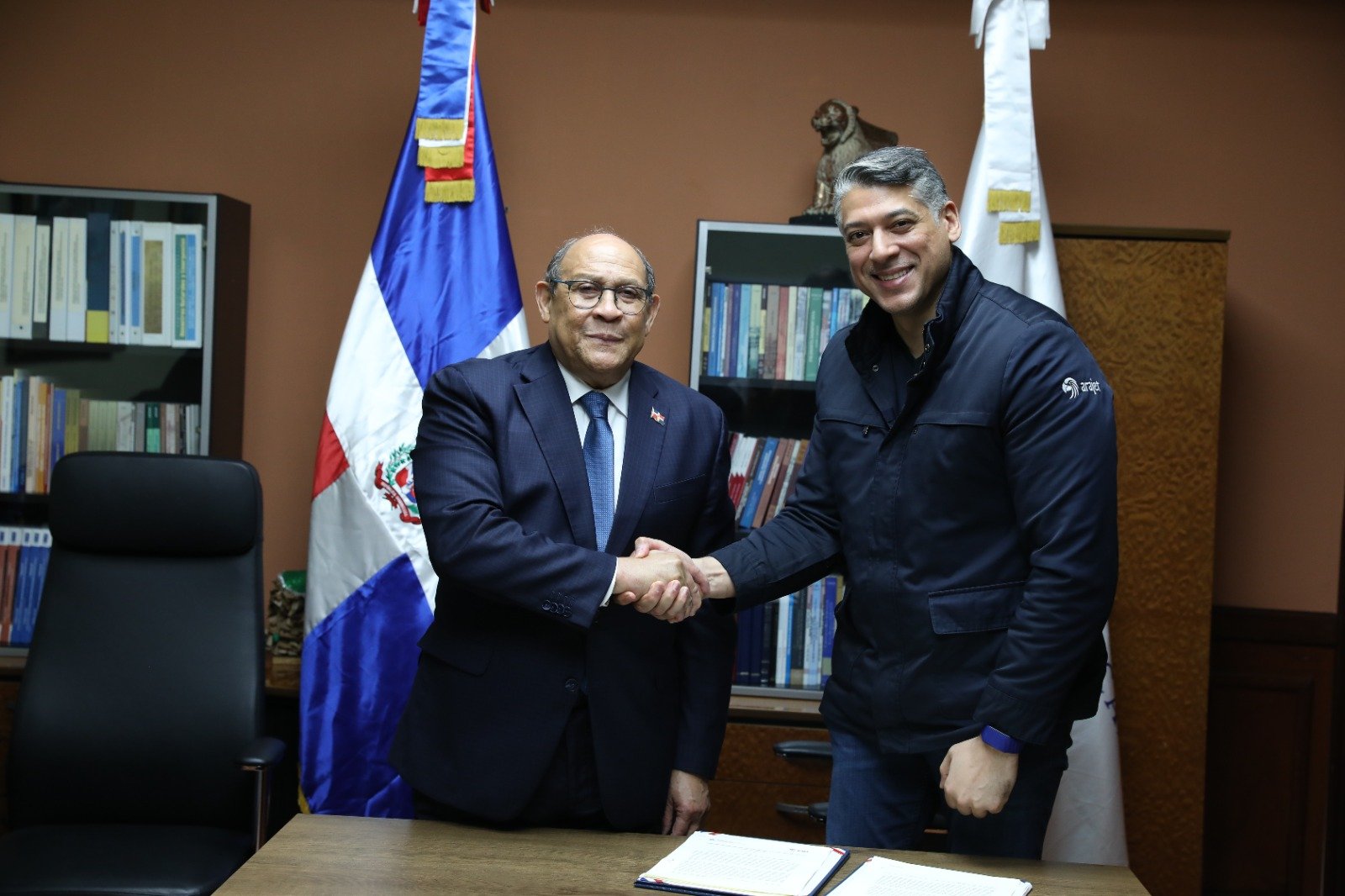 MESCyT y Arajet impulsarán formación de profesionales para expansión de la industria aeronáutica.
