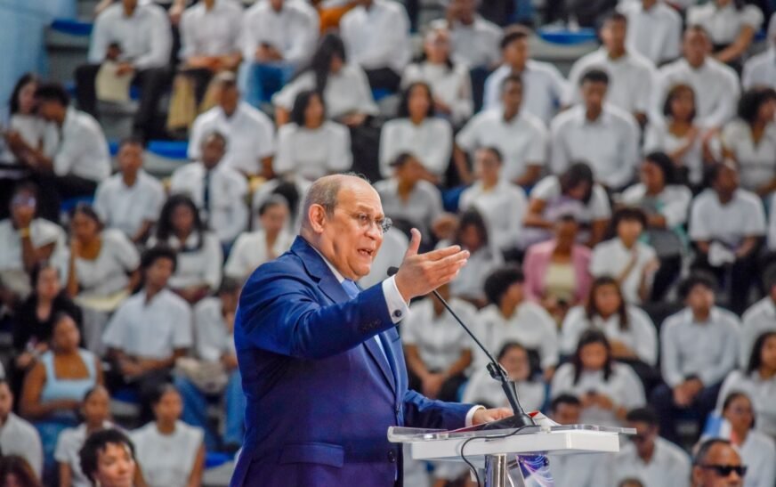 Santos Badía destaca respaldo del Gobierno a política de becas para ampliar oportunidades de formación.