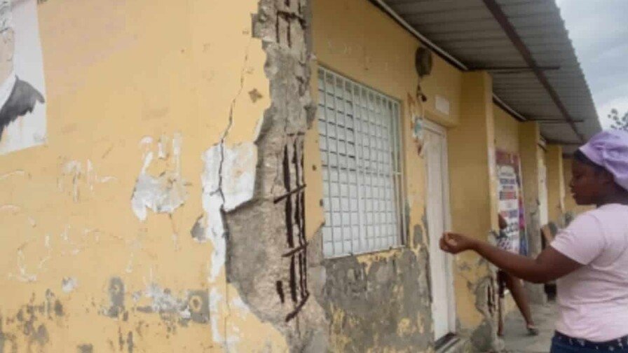 Deterioro de escuelas obliga a estudiantes de Tamayo a recibir clases fuera de las aulas.