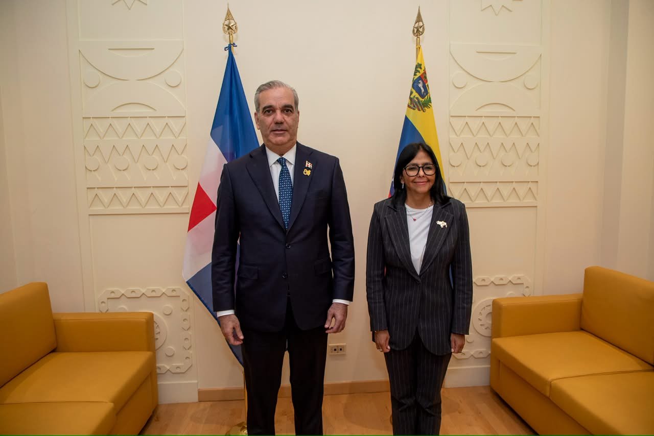 Abinader y Delcy Rodríguez abordan cooperación energética, relaciones consulares y turismo en reunión bilateral en Roma, Italia.